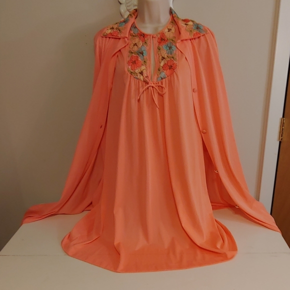 Vintage Other - Vintage 70s vanity fair nightie and robe set